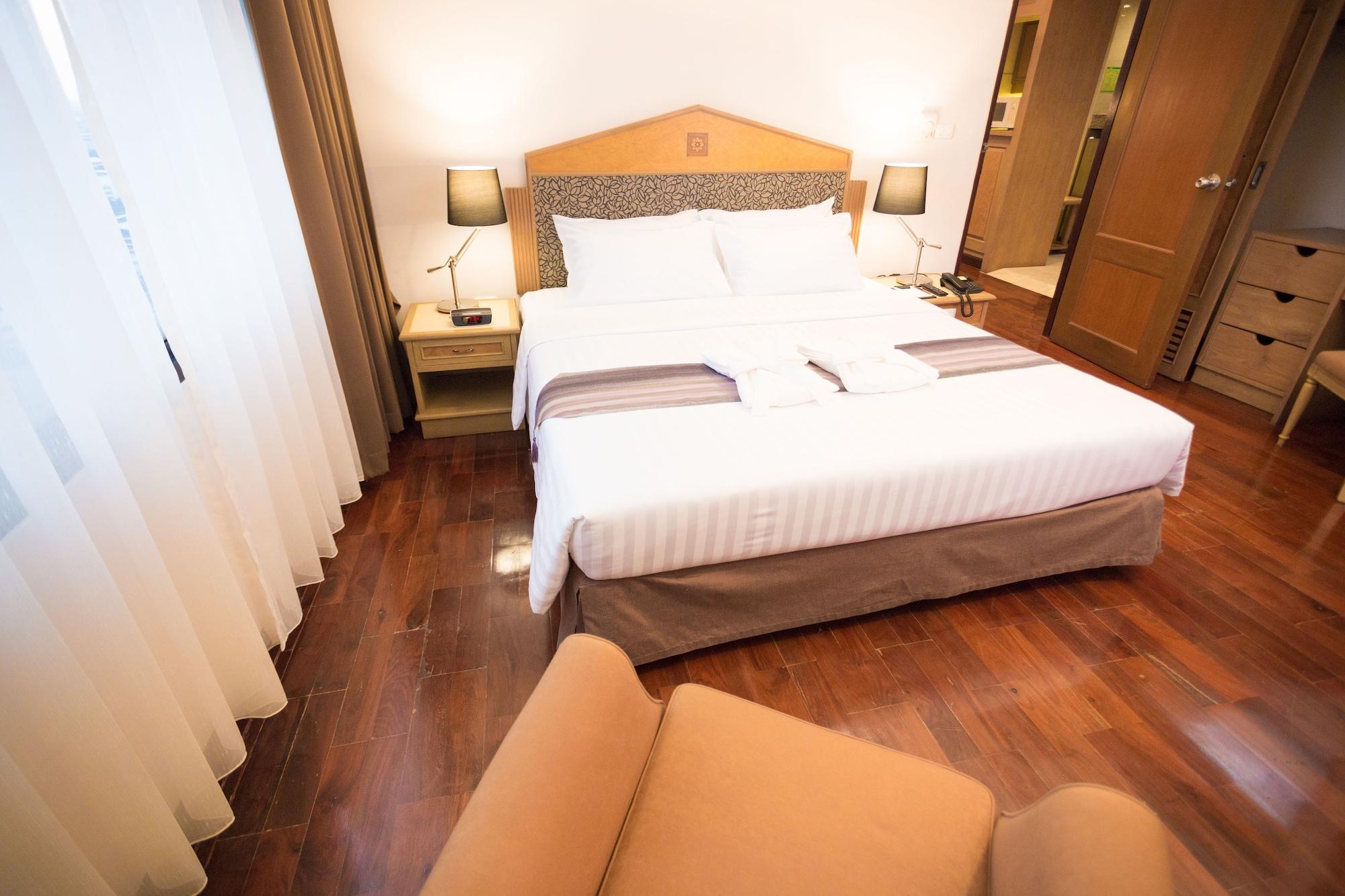Grand Tower Inn Rama 6 Bangkok Bagian luar foto