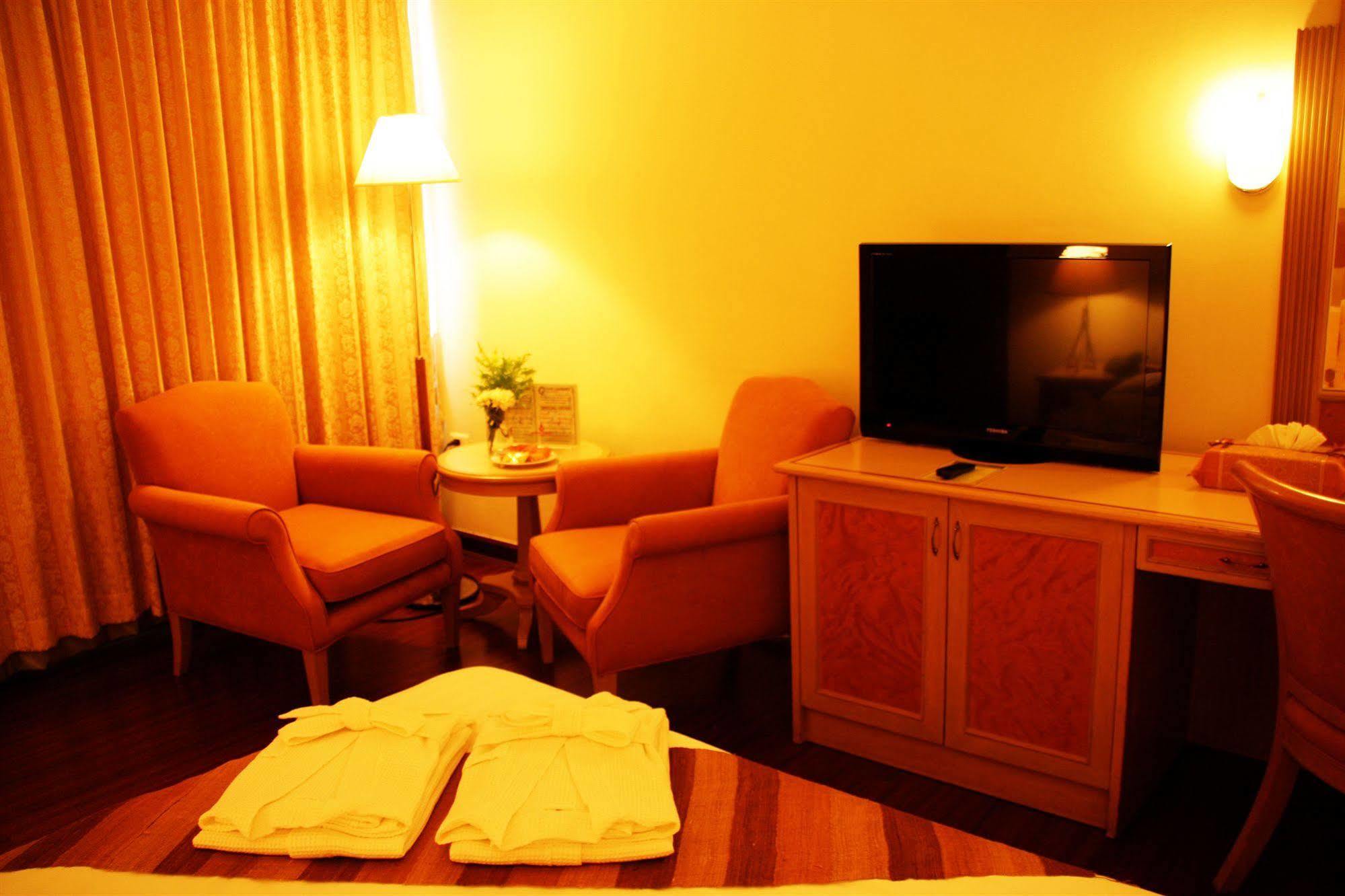 Grand Tower Inn Rama 6 Bangkok Bagian luar foto