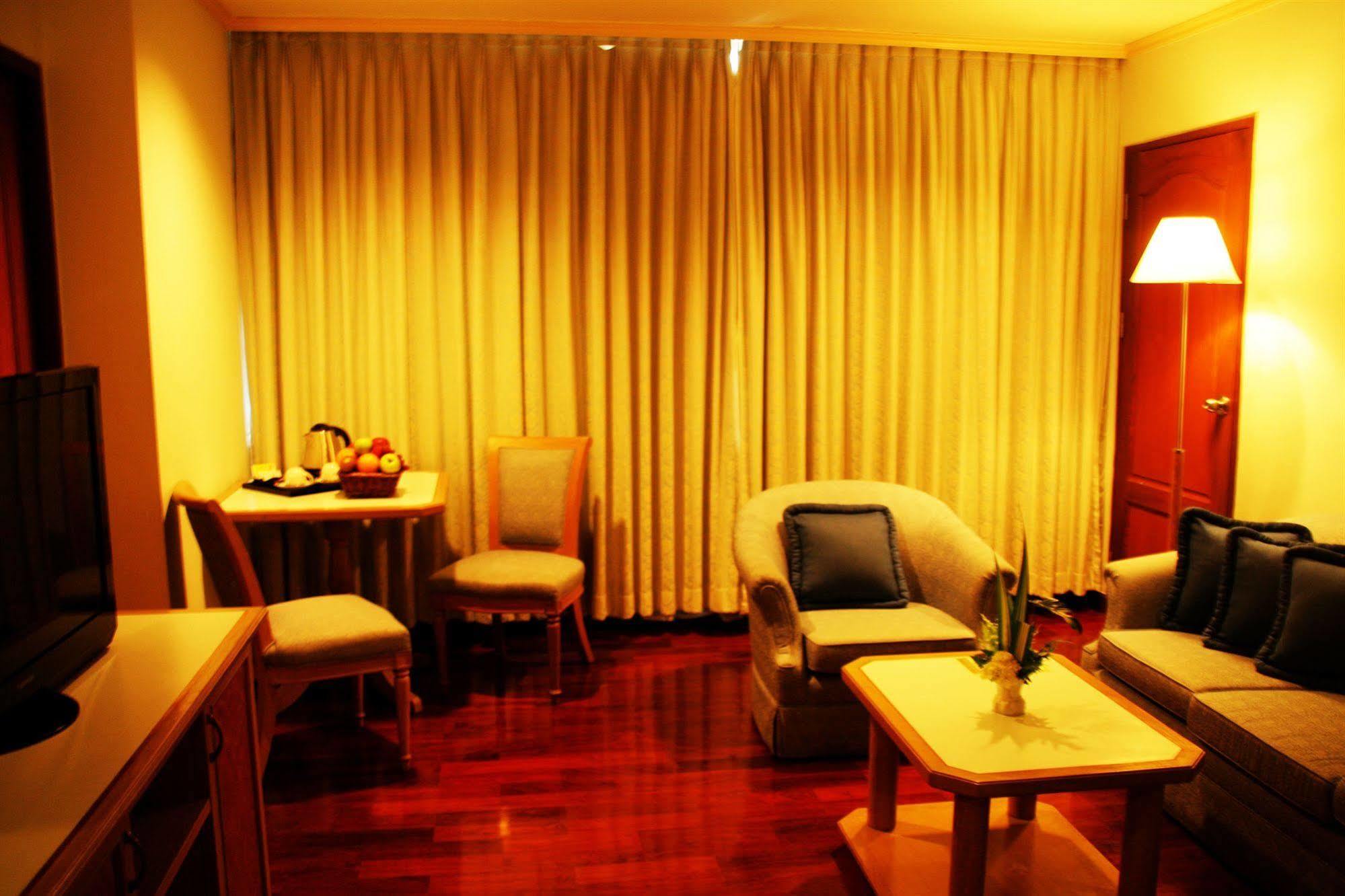 Grand Tower Inn Rama 6 Bangkok Bagian luar foto